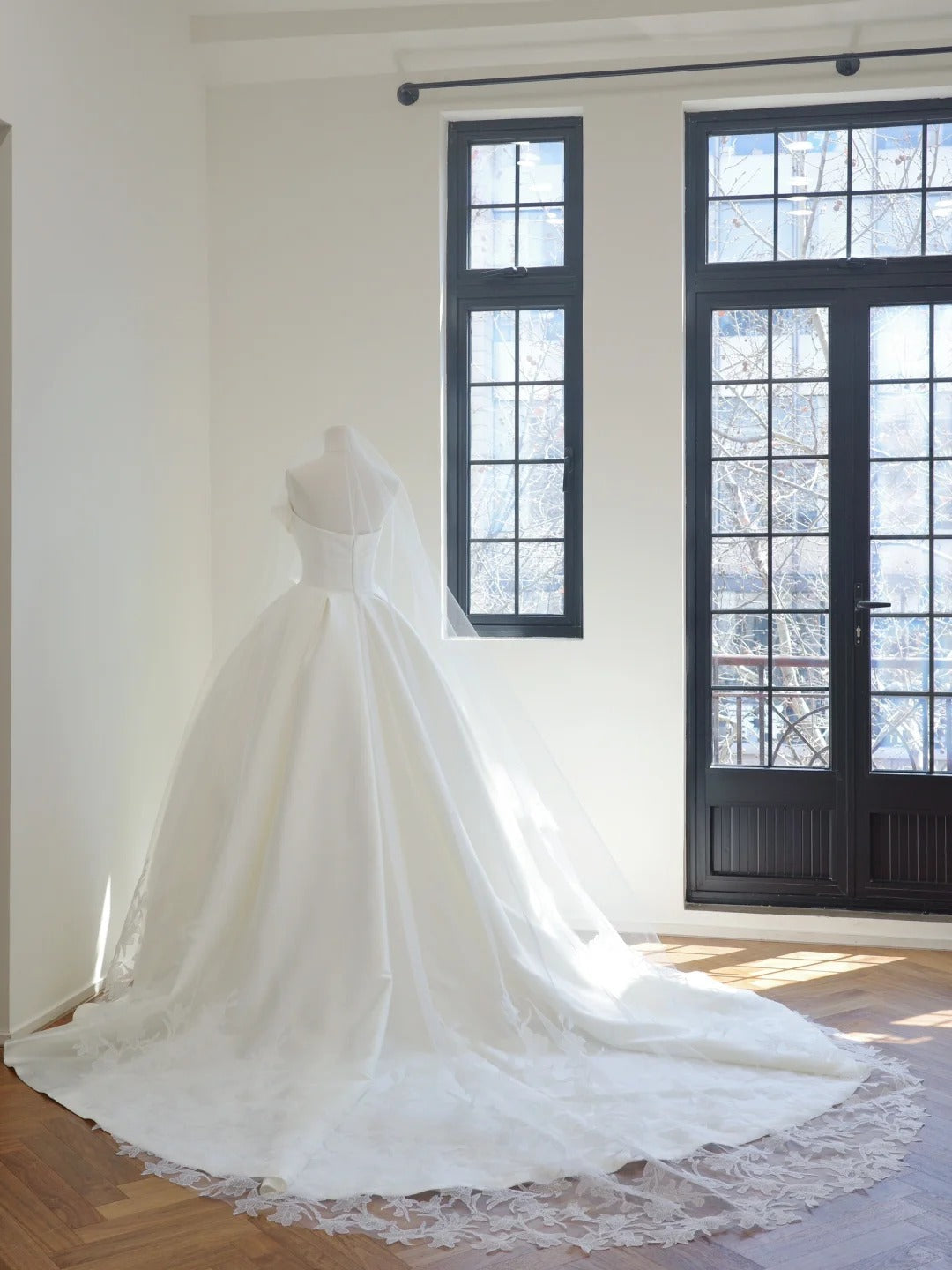 Elegant Strapless White Bridal Gown Satin Ball Gown Wedding Dress Simple Bridal Dress ED03759