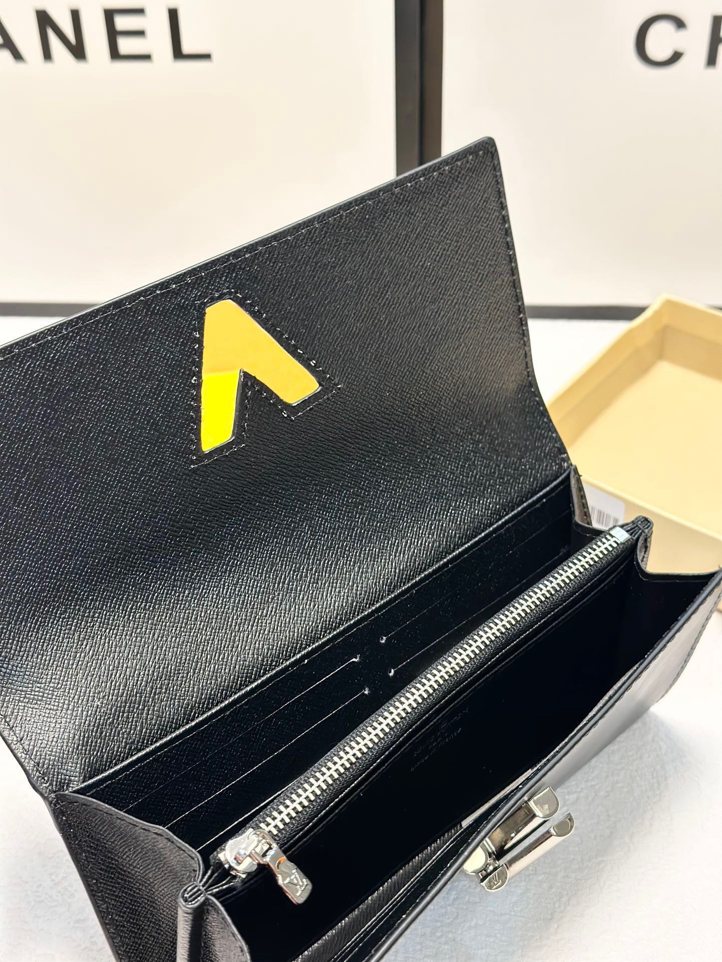 LV Louis Vuitton Classic Leather Purse Size 19x10cm