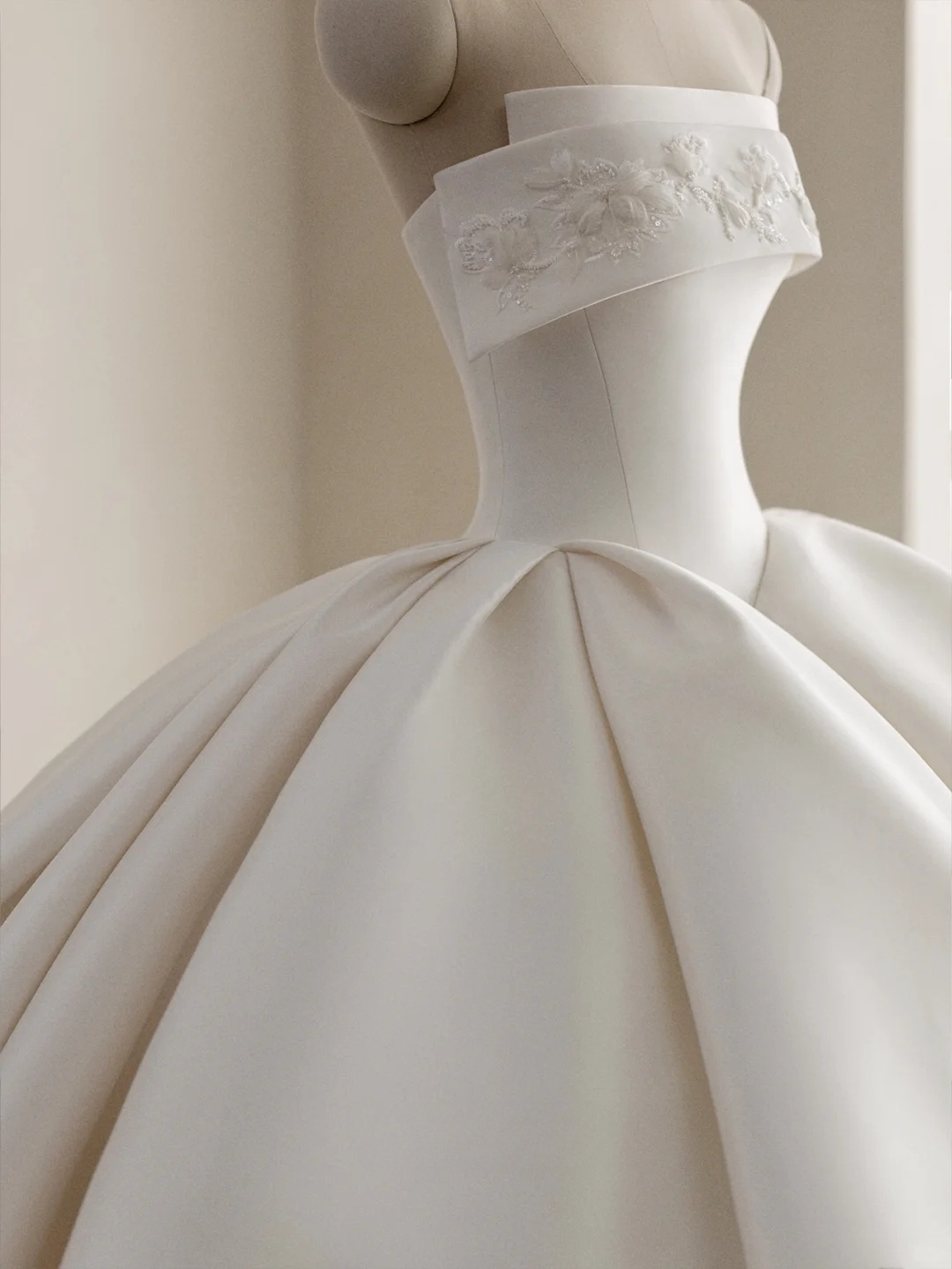 Princess Ball Gown Strapless White Satin Applique Long Wedding Dress GG2942