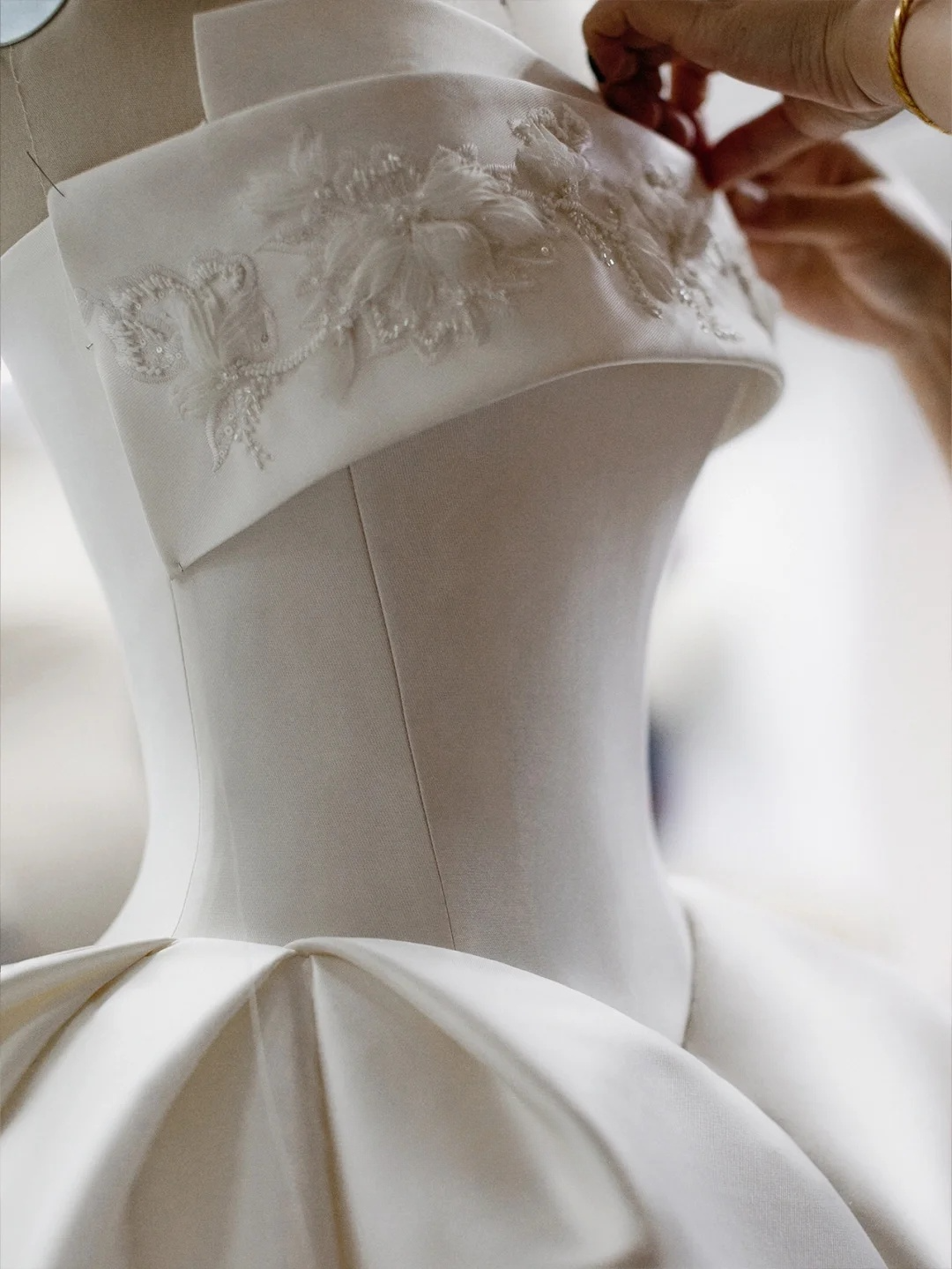 Princess Ball Gown Strapless White Satin Applique Long Wedding Dress GG2942