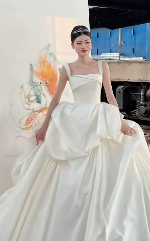 Vintage Ball Gown Strapless Ivory Satin Pleated With Veil Long Wedding Dress GG3032