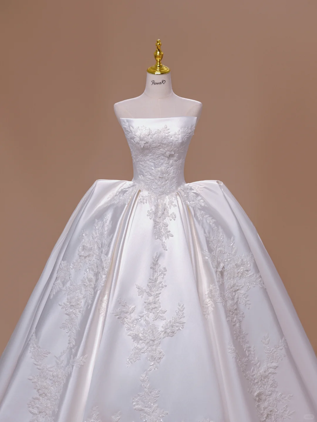 Fairy Tale Wedding Dress Princesses Ball Gowns Strapless Sleeveless White Satin Lace Wedding Dresses Bridal Gowns DH2804